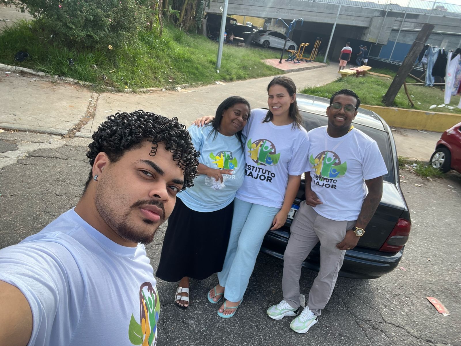 Equipe do Instituto Rose Major distribuindo chocolates e carinho na Páscoa