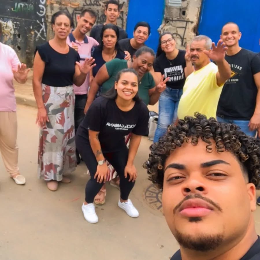 Voluntários do Instituto Rose Major organizando cestas básicas para famílias carentes