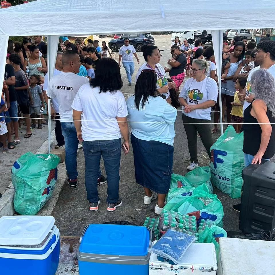 Equipe e voluntários do Instituto Rose Major durante campanha de arrecadação
